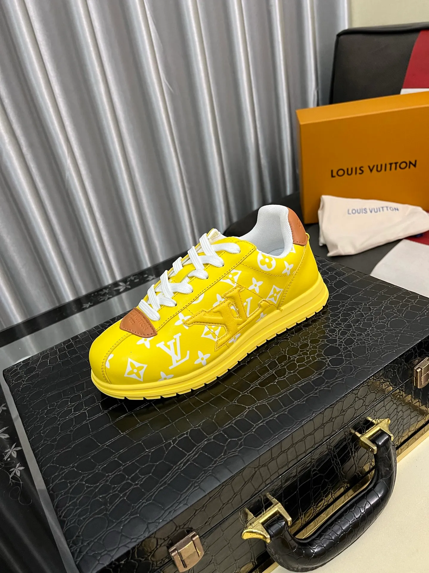 Men's shoes 💰700⌚️⌚️LV TARINE Louis Vuitton x Tyler joint model Donkey brand L family embossed couple style casual sneakers skate shoes original purchase and development This LV Trainer sneaker comes from the Louis Vuitton and Tyler collaboration series. The Monogram pattern and brand logo are transformed into nubuck calf leather embossing and side decoration respectively, witnessing the artist's creative interpretation of classic elements. The deep tones accentuate the complex upper, which requires hours of craftsmanship to complete. Exquisitely packaged at the delivery counter🛍📦 ▪️Fabrics: Original customized first-layer cowhide ▪️Inner lining: Original customized breathable mesh ▪️Outsole: Original open-molded two-color TPU combination outsole ▪️Sole thickness: 3CM ▪️Size: Women's 35-40 / Men's 38-46